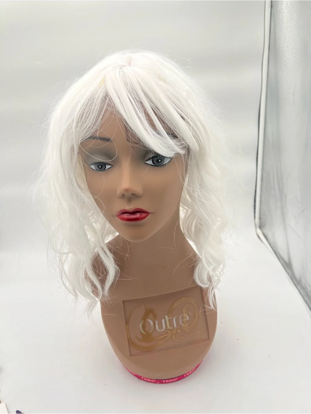 NWOT Women's White Short Wavy Synthetic Wig with Bangs Shoulder Length
